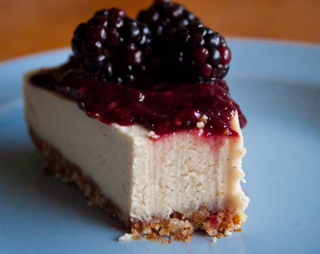 Ωμοφαγικό Cheese Cake με βάση από ξηρούς καρπούς και κρέμα από κάσιους 
