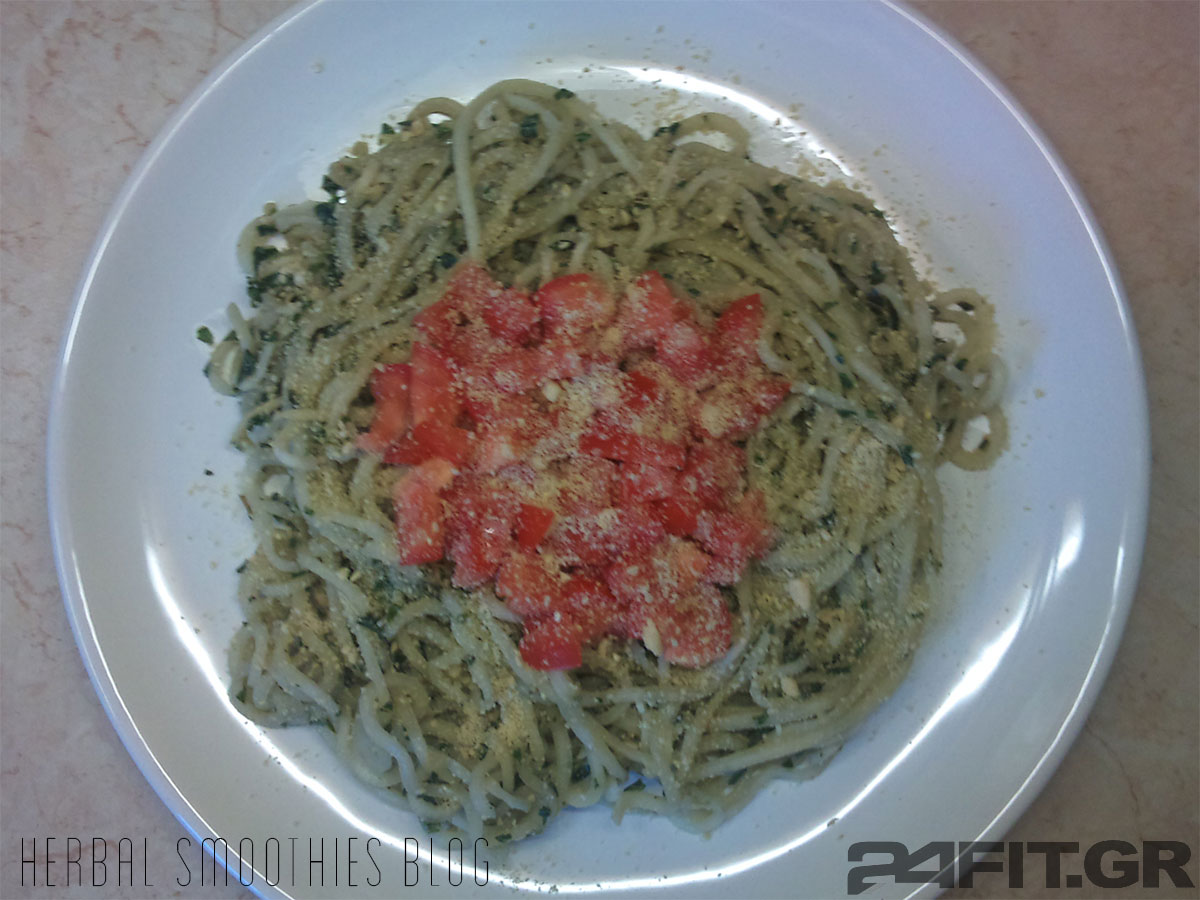 Μακαρονάδα από γογγύλια με πέστο, ψιλοκομμένα ντοματάκια και "τριμμένη παρμεζάνα" από κάσιους