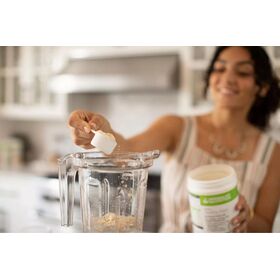 Πόσα κιλά χάνεις με την Herbalife - Γυναίκα που φτιάχνει ρόφημα Herbalife Πόσα κιλά χάνεις με την Herbalife - Γυναίκα που φτιάχνει ρόφημα Herbalife