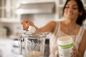 Πόσα κιλά χάνεις με την Herbalife - Γυναίκα που φτιάχνει ρόφημα Herbalife